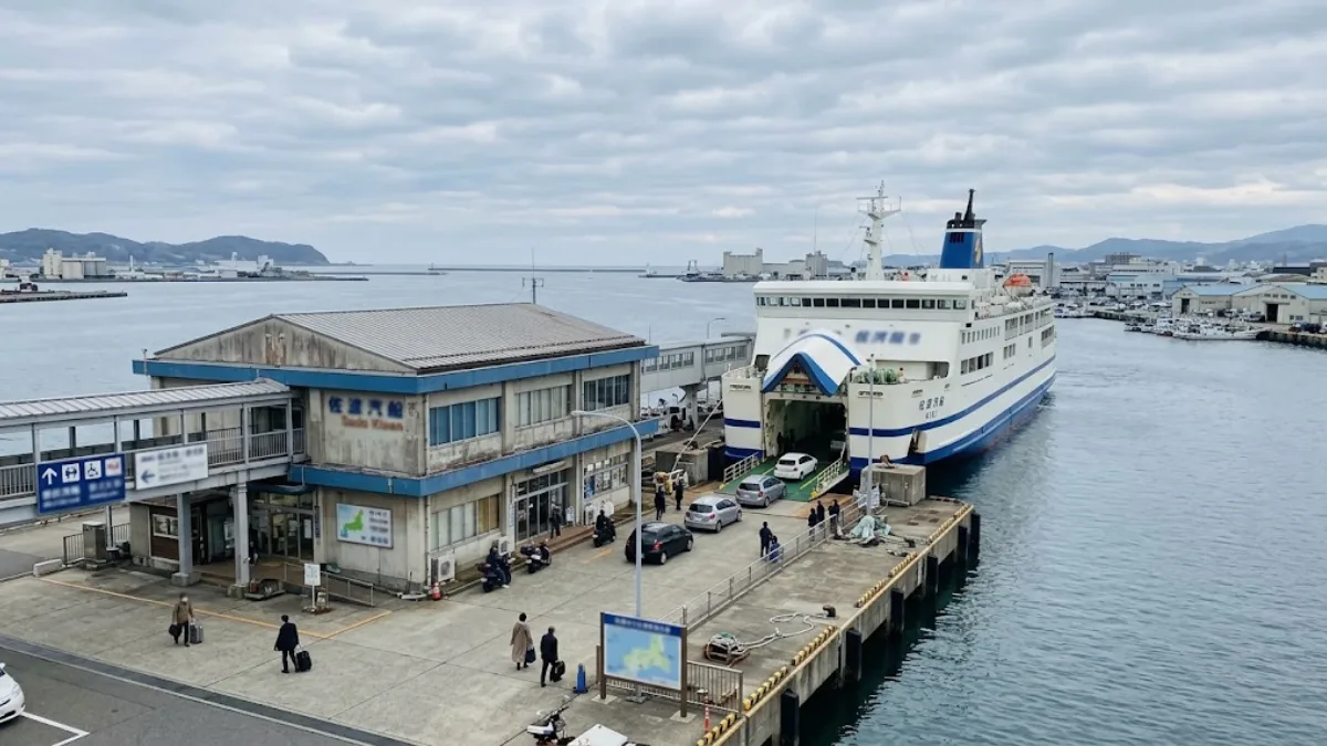港に停泊する大型フェリーとターミナルの案内板、佐渡への渡航前の情景